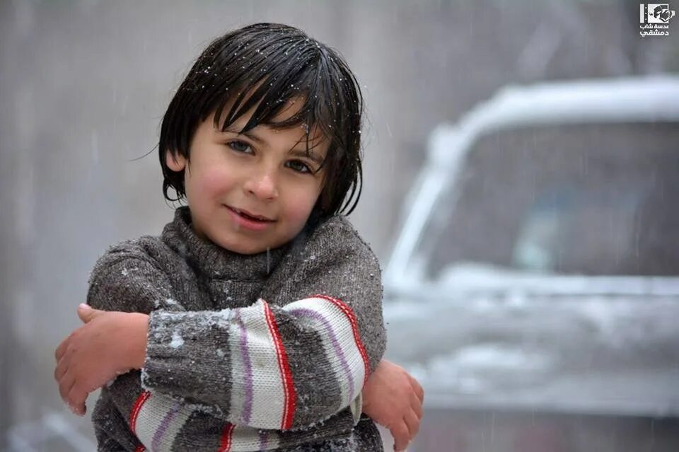 Syria children Winter. Зима дети раздумье. Сирийские дети учатся на улице зимой.