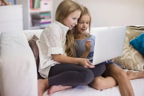2 девушки играют