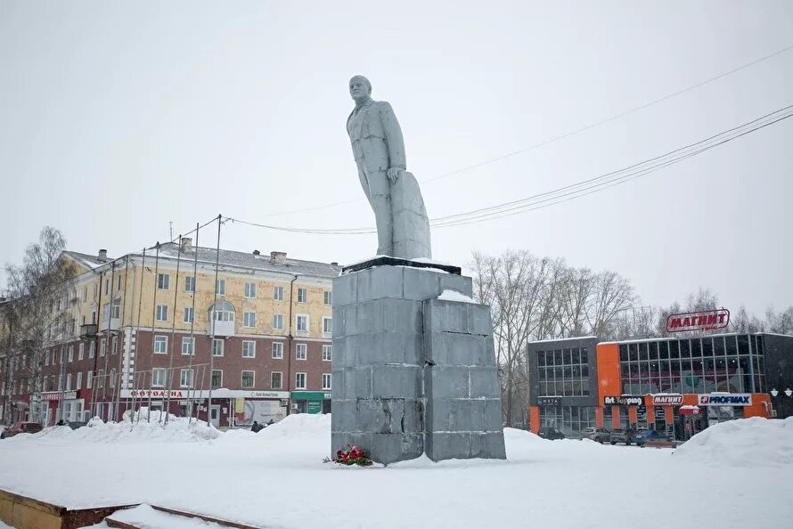 Площадь ревды. Памятник ленину в ревде. площадь победы ревда. площадь ленина ревда. статуя ленина ревда.