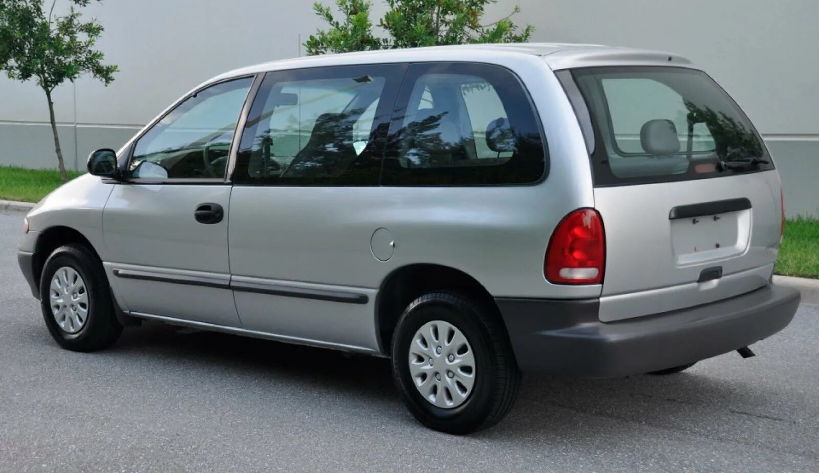 Крайслер Вояджер 2000. Plymouth Voyager 2000. Dodge Caravan 1996. Plymouth Voyager 2 поколение. Крайслер 3 поколения