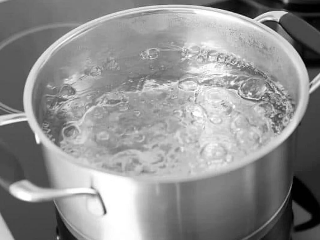 Кипящая вода в кастрюле. Человек в кипящей воде. Человек в кипящей воде. Кипение воды. Лягушка в кипятке.