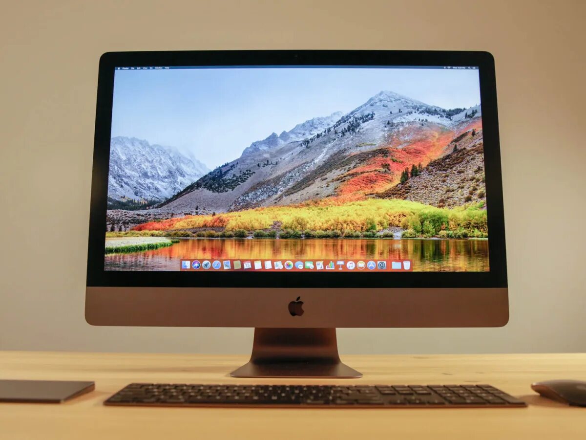 Loading ноутбук. Mac technology. Клавиатура компьютера макбук. Планшет пустой с рукой. Mac technology.