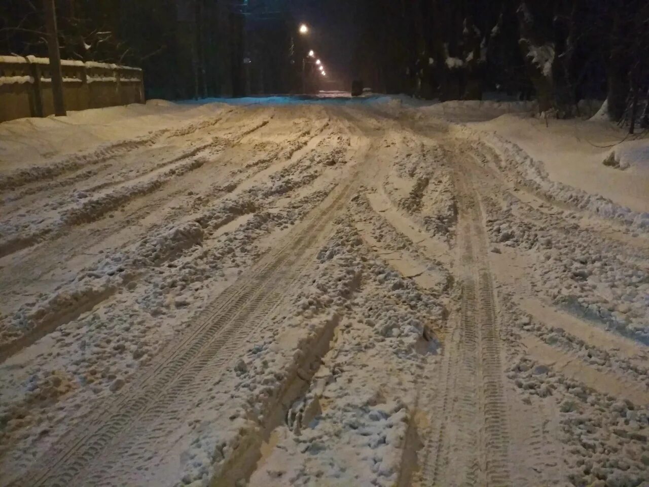 Наличие снега на дорогах. Неочищенная дорога от снега. Снег в Сергиевом Посаде. Уборка снега в СНТ. Копаем дороги в снегу.