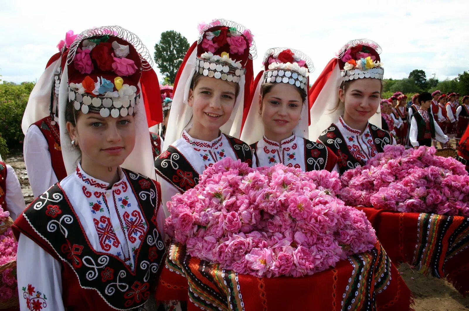 Казанлык Болгария фестиваль роз. Казанлыкская Долина в Болгарии. Долина роз Болгария. Долина роз Болгария фестиваль. Какой праздник в болгарии