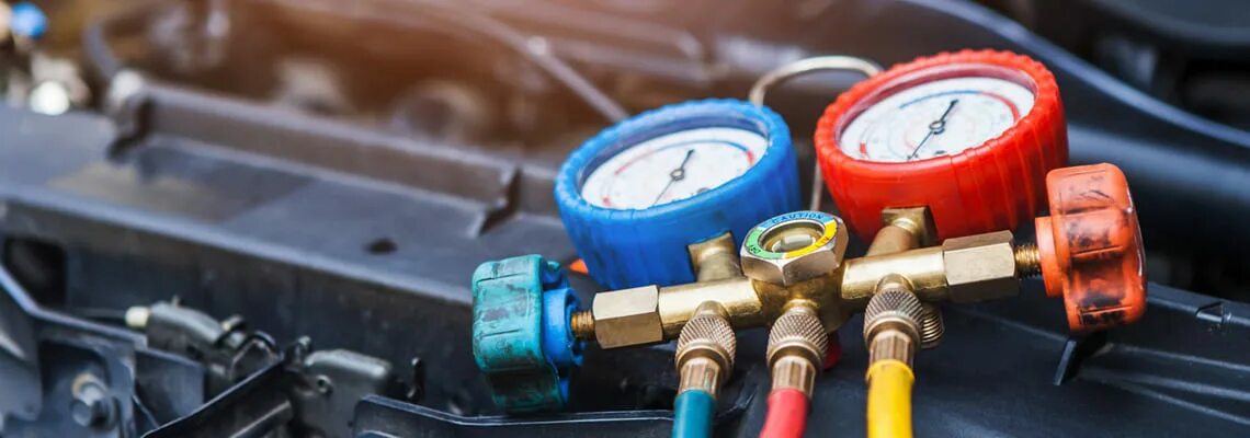 Texa заправка кондиционеров. Заправка автомобильных кондиционеров. Машина в автосервисе. Штуцер кондиционера мерседес. Заправка кондиционера калуга.