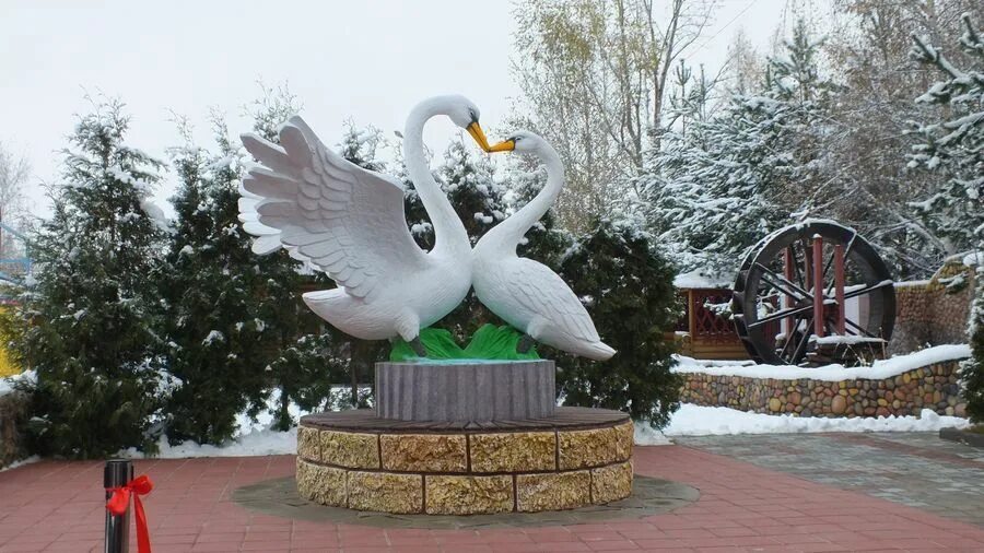 Скульптура лебеди где находится. Статуя лебедя в колпино. Памятник с лебедями спб. Лебеди стерлитамак. Памятник лебедю в белгороде.