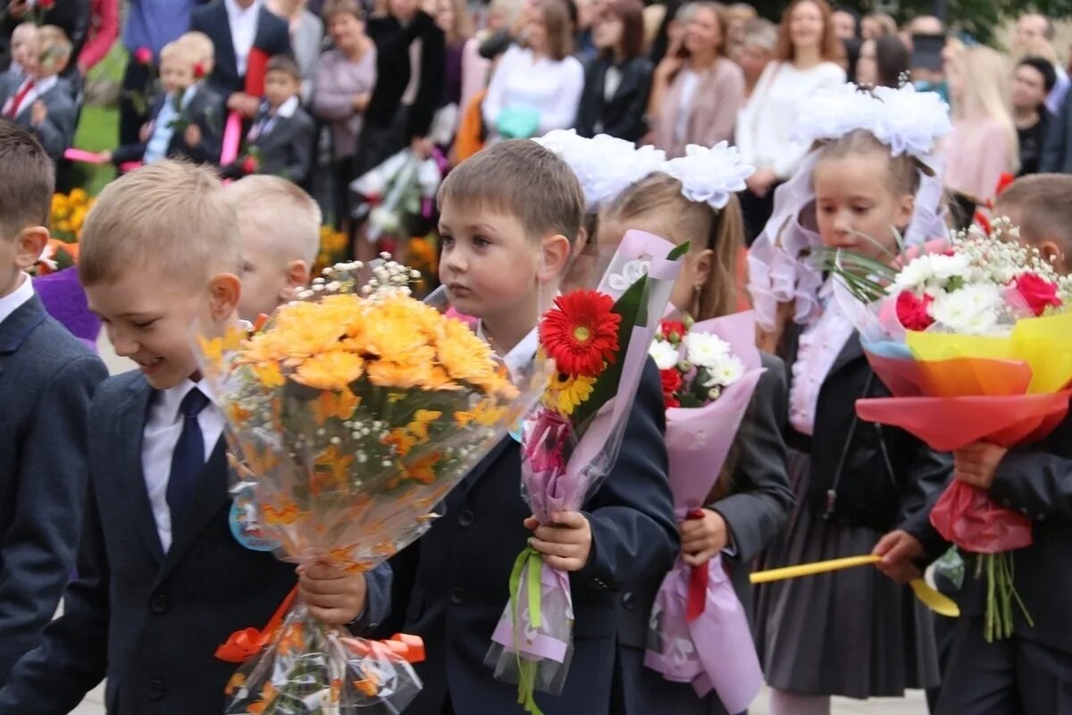 Школьники на празднике. Школьные праздники. Младшие школьники на празднике. Школьные праздники в России.