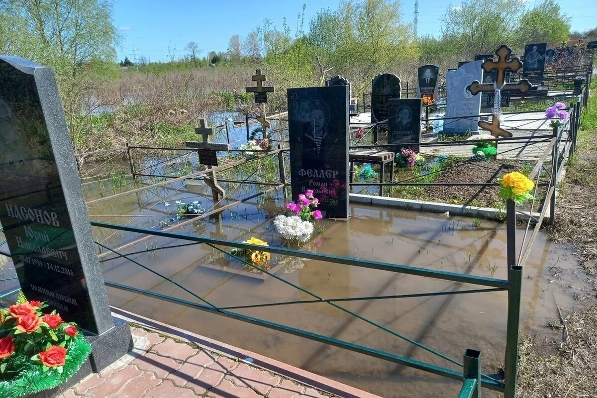 Кладбище новомосковск тульская область. Городское кладбище новомосковск. Могилы. Кладбище новомосковск тульская область. Кладбище новомосковск тульская область гипсовый.