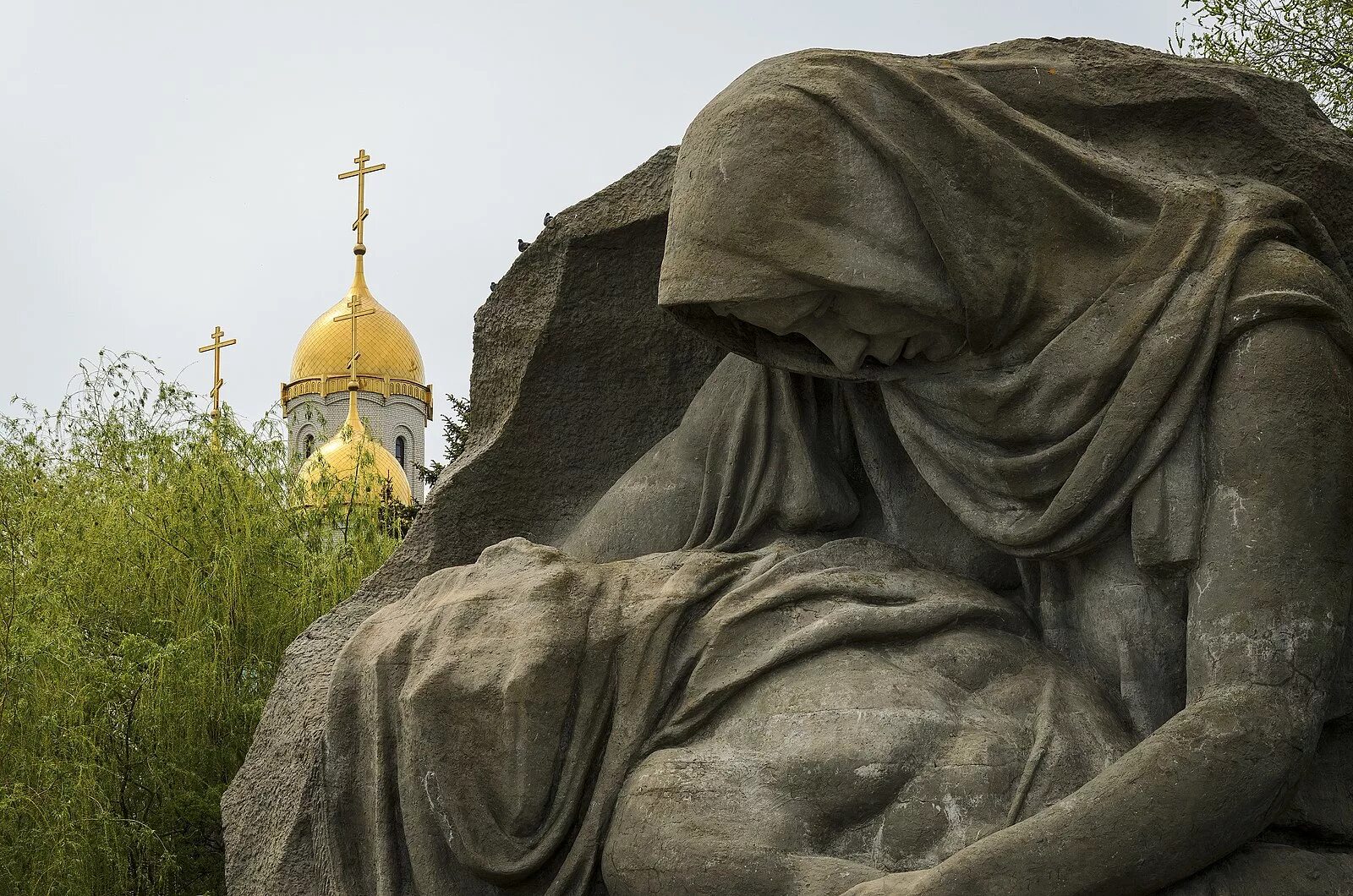 Волгоград скульптура скорбь матери. Памятник воину интернационалисту в сыктывкаре. Площадь скорби на мамаевом кургане. Памятник воину афганцу в сыктывкаре. Главный скорбящий.