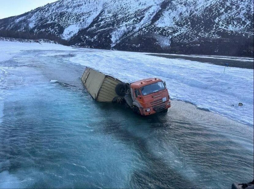 30 тонн воды. Усть-Нера Якутия. Усть-Нера Якутия зимник Индигир. КАМАЗ зимник. КАМАЗ для севера.