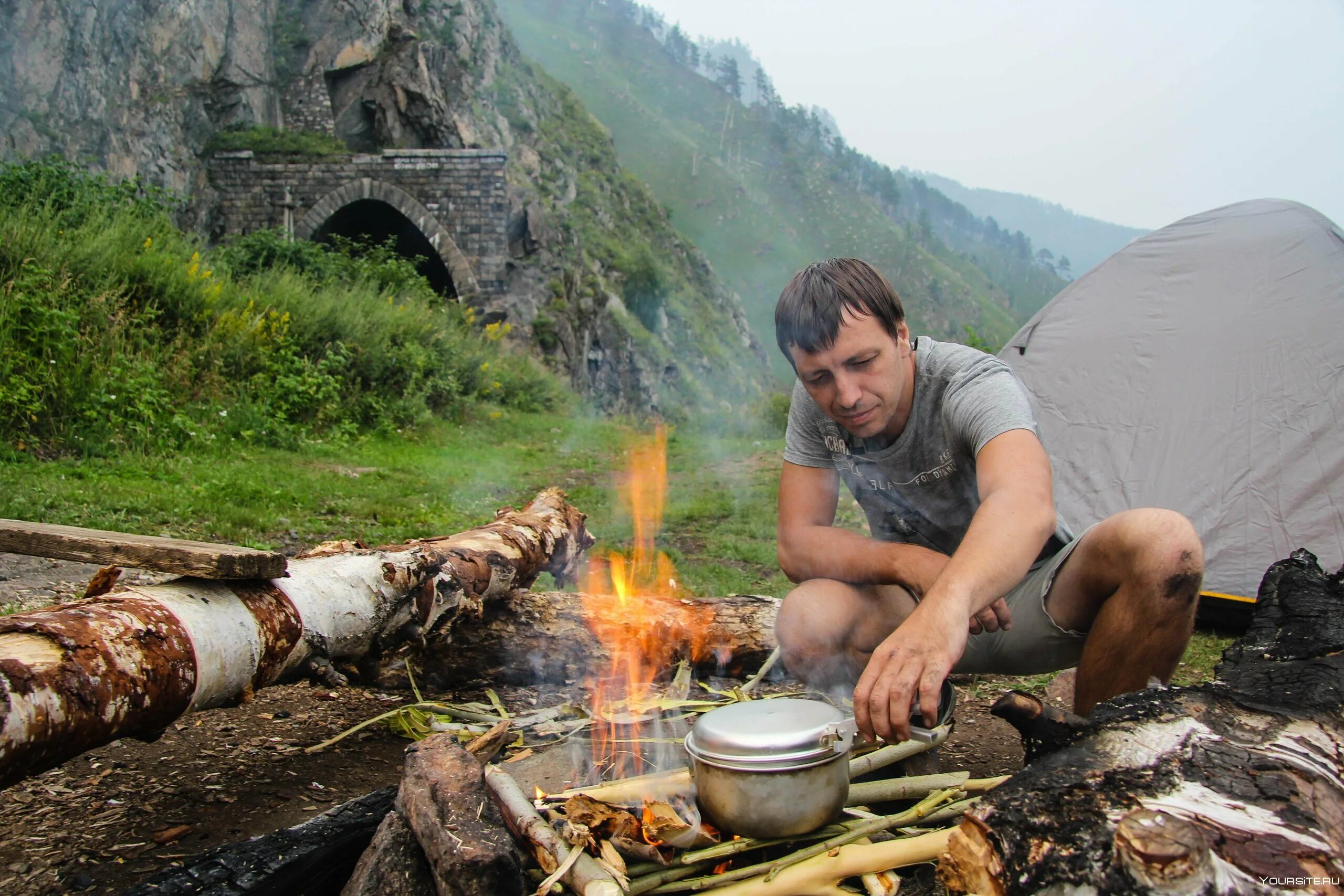 Гто поход. Туристы у костра. Привал в горах. Туристы на привале. Туристический привал.