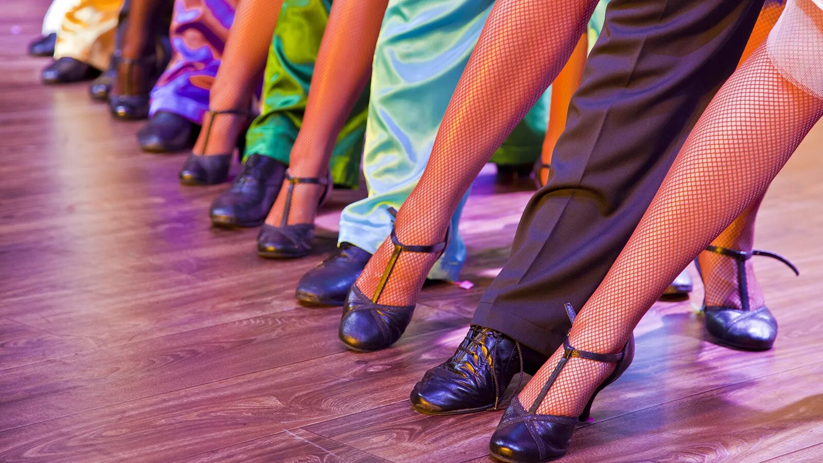 Танец где танцуют ногами. Танец ногами. Танцевальные туфли на ноге. Бальные танцы ноги. Ноги танцуют.