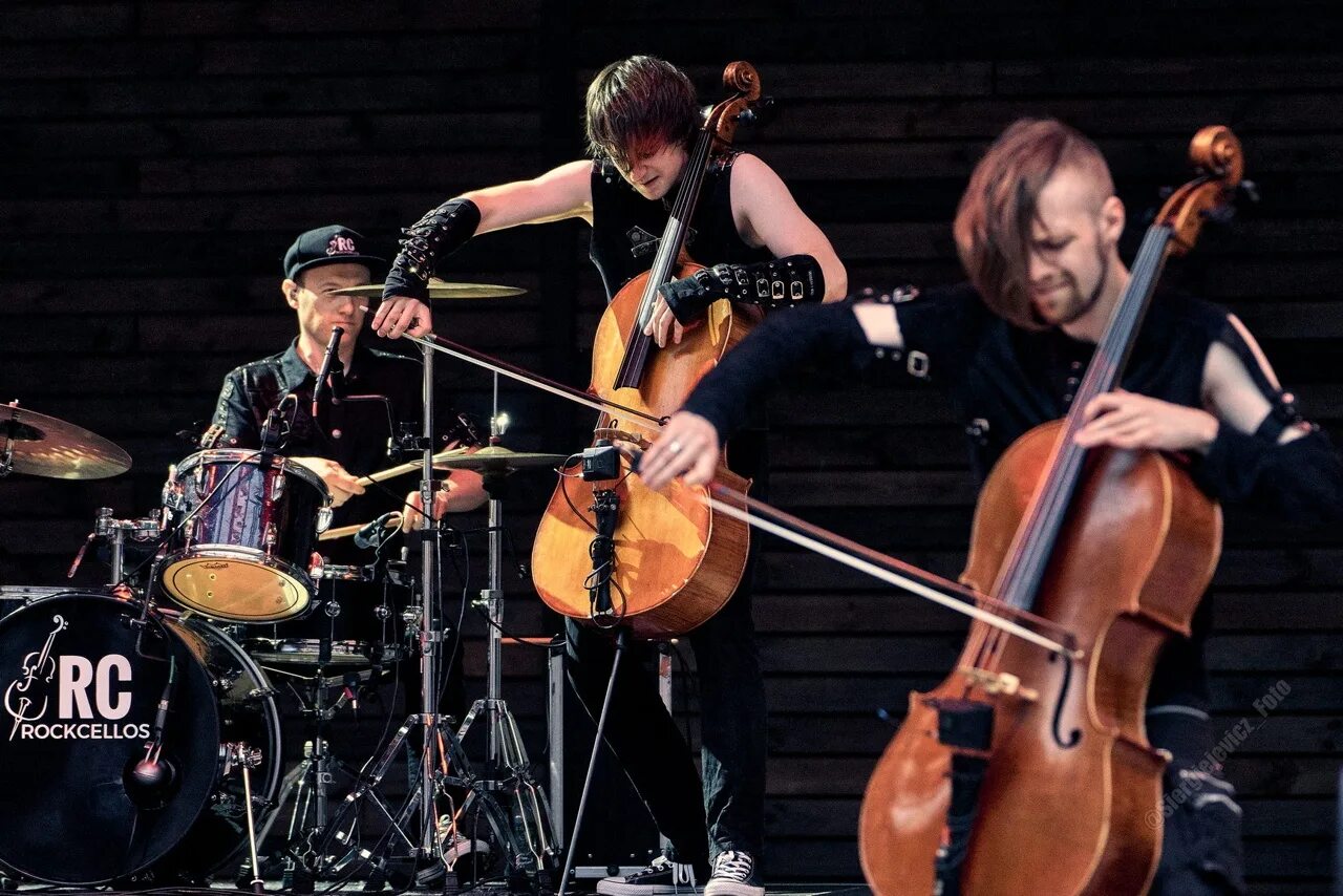 Группа виолончелистов rockcellos. Rocking cellos. Рок на виолончелях концерт в москве. Rock cellos состав группы. Виолончель в роке.