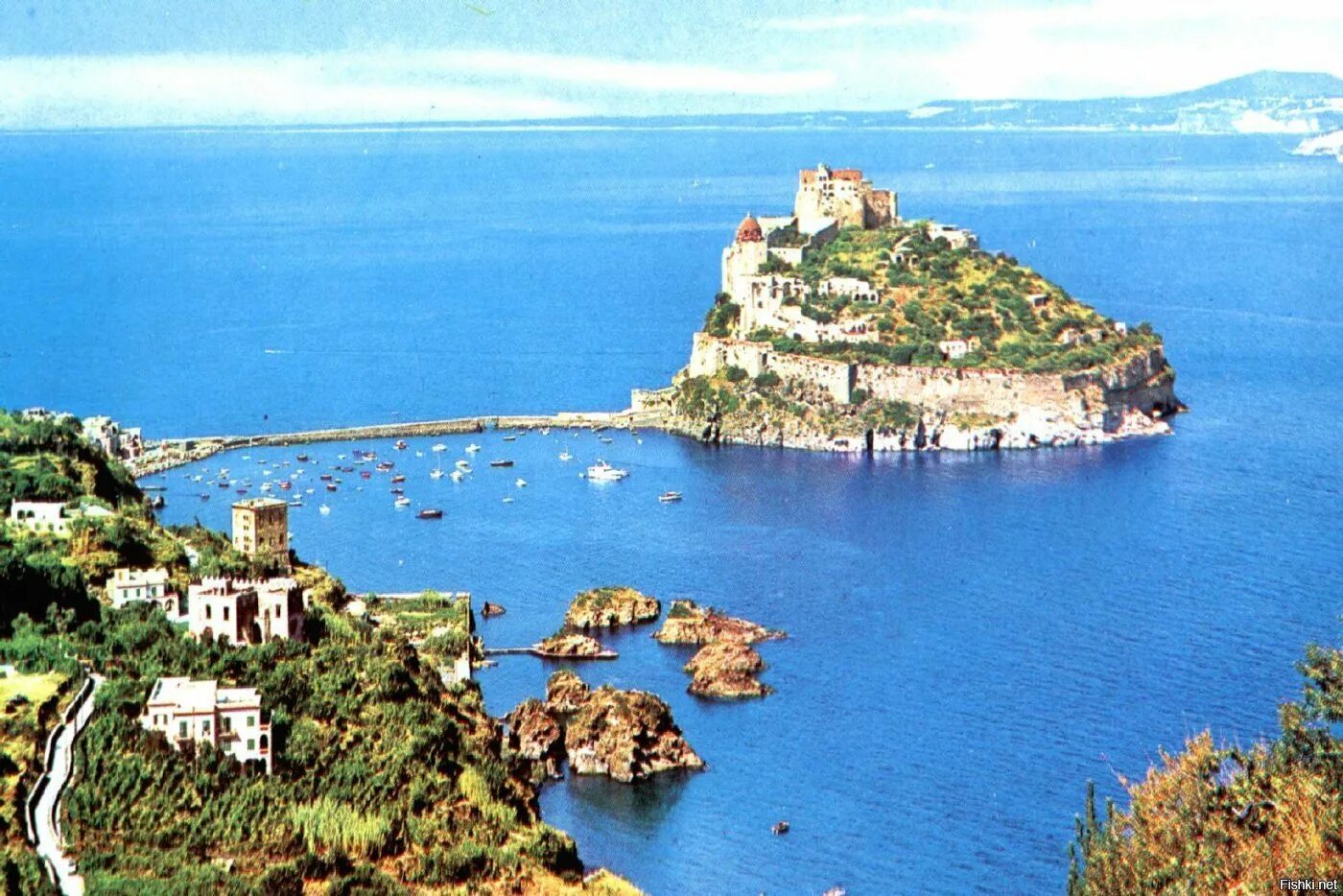 Большой итальянский остров. Арагонский замок остров Искья. Арагонский замок, Искья, Италия. Арагонский замок Тирренское море. Кастелло Арагонский остров.