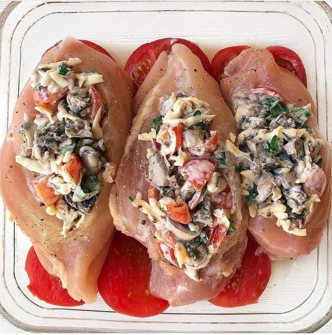 куриные кармашки с сыром на гриле. кармашки из грудки курицы. кармашки из куриной грудки. куриная грудка фаршированные карманчики. куриные кармашки с сыром.