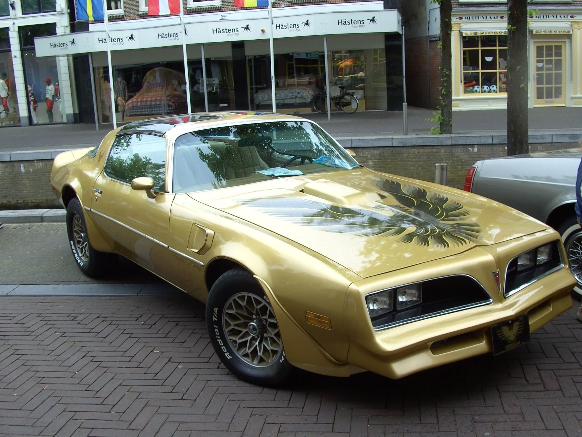 Gold special. Понтиак Фаерберд 1977. Pontiac Firebird 1979. Понтиак Фаерберд 2 поколение. Золотой Понтиак Фаерберд.