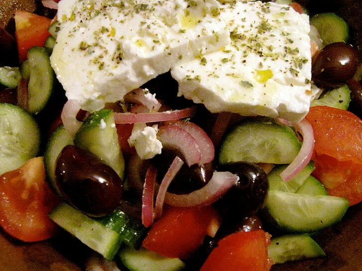 Средиземноморская кухня. Греция афины флаг. Национальное блюдо греции. Санторини ойя греция. Греческий остров санторини.