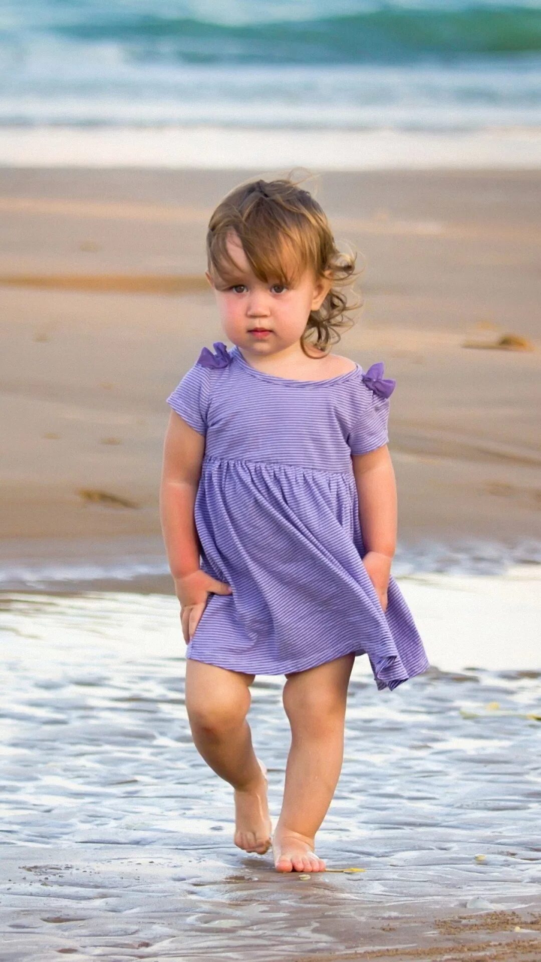 Ребенок. Девочка. Мальчик и девочка маленькие. Включи девочку большую и маленькую. Включи девочку большую и маленькую.