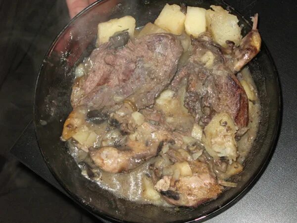 Тетерев в чугунке. С тремястами новобранцами жареные тетерева. Тетерев жареный. С тремястами новобранцами жареные тетерева. Блюда из дичи тетерева.