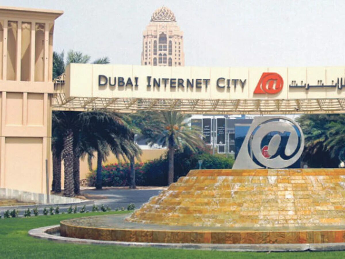 Дубай интернет сити. Дубай интернет Сити район. Парк Дубай Медиа Сити фото. Dubai Internet City и tecom. Интернет в Дубае.