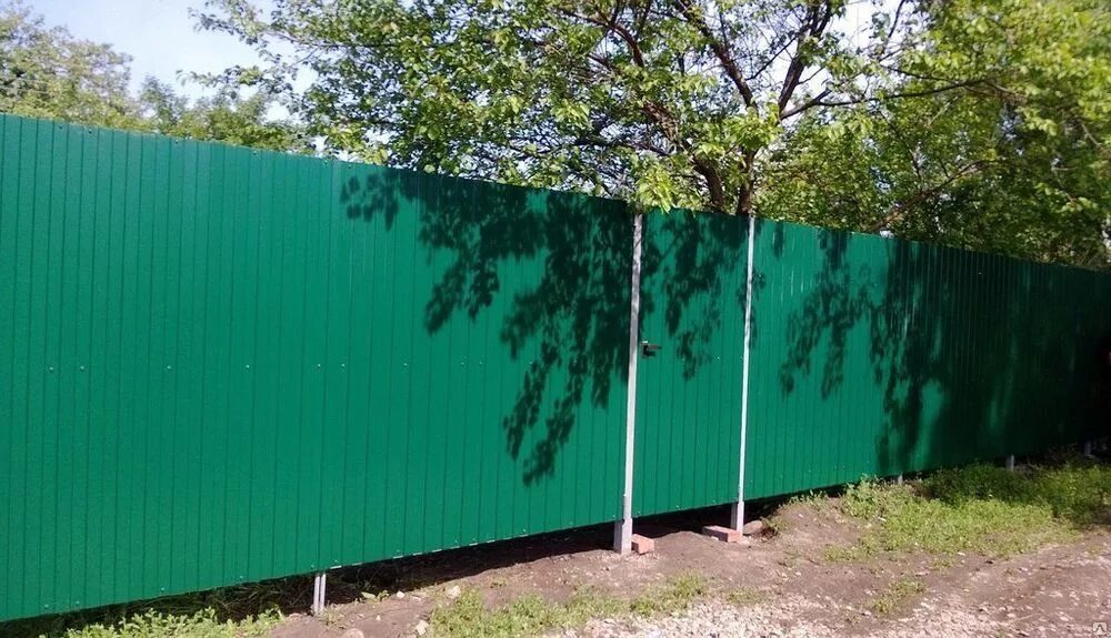 Профлист ral w001 забор. Ограждение из профлиста с10-1150. Профнастил с20 для забора оцинкованный. Забор из профлиста с35. Профнастил для забора зеленый.