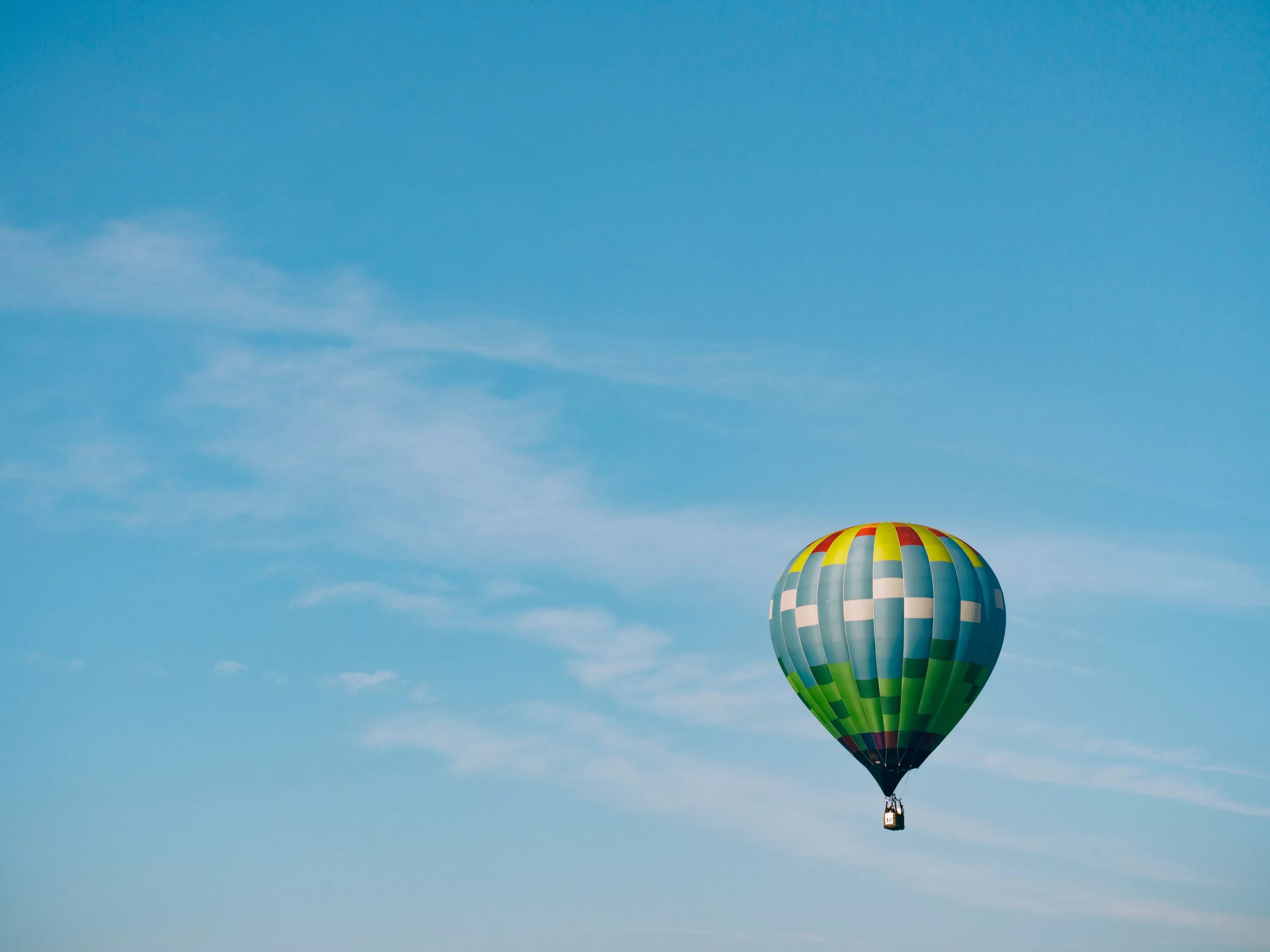 Flying balloon. Воздушные шары. Воздушный шар. Воздушный шар в голубом небе. Воздушный шар с корзиной.