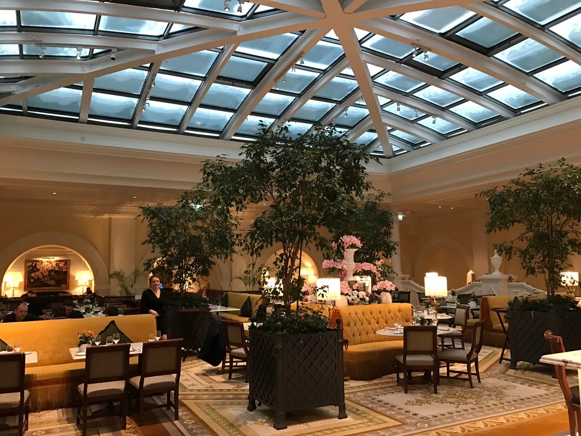 Ол сизонс. 4 Сизонс Санкт-Петербург отель. Four Seasons Санкт-Петербург Tea Lounge. Отель four Seasons Lion Palace. Чайная гостиная four Seasons.