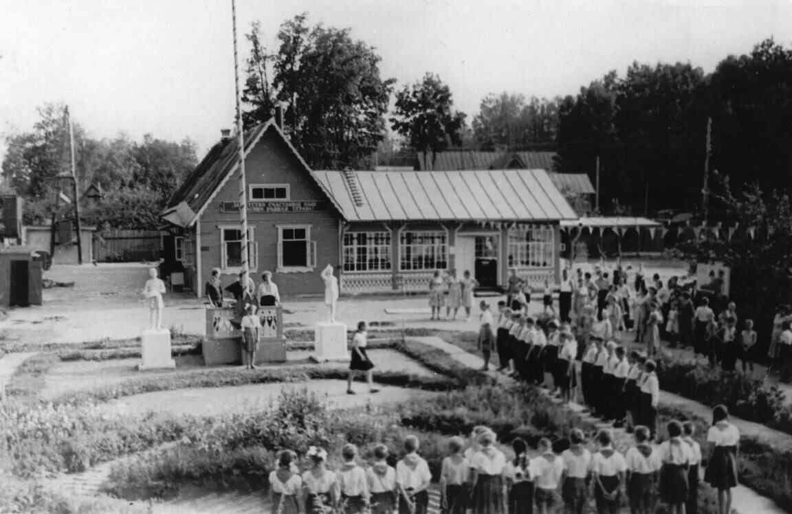 1965 1970 года. Пионерлагерь Пионерский лагерь СССР. Пионерский лагерь 1960-е. Пионерский лагерь 80-х. Пионерский лагерь череповецкой улице в Москве 1970 год.