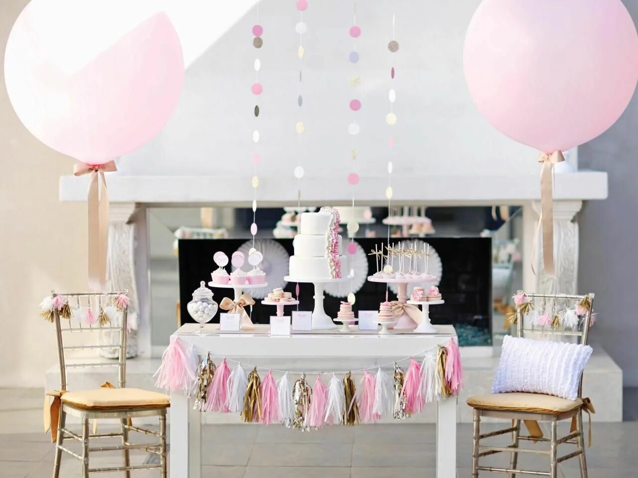 Party round. Розовый декор. Фотозона с воздушными шарами. Бело розовая фотозона для девочки. Шары декор свадьба.