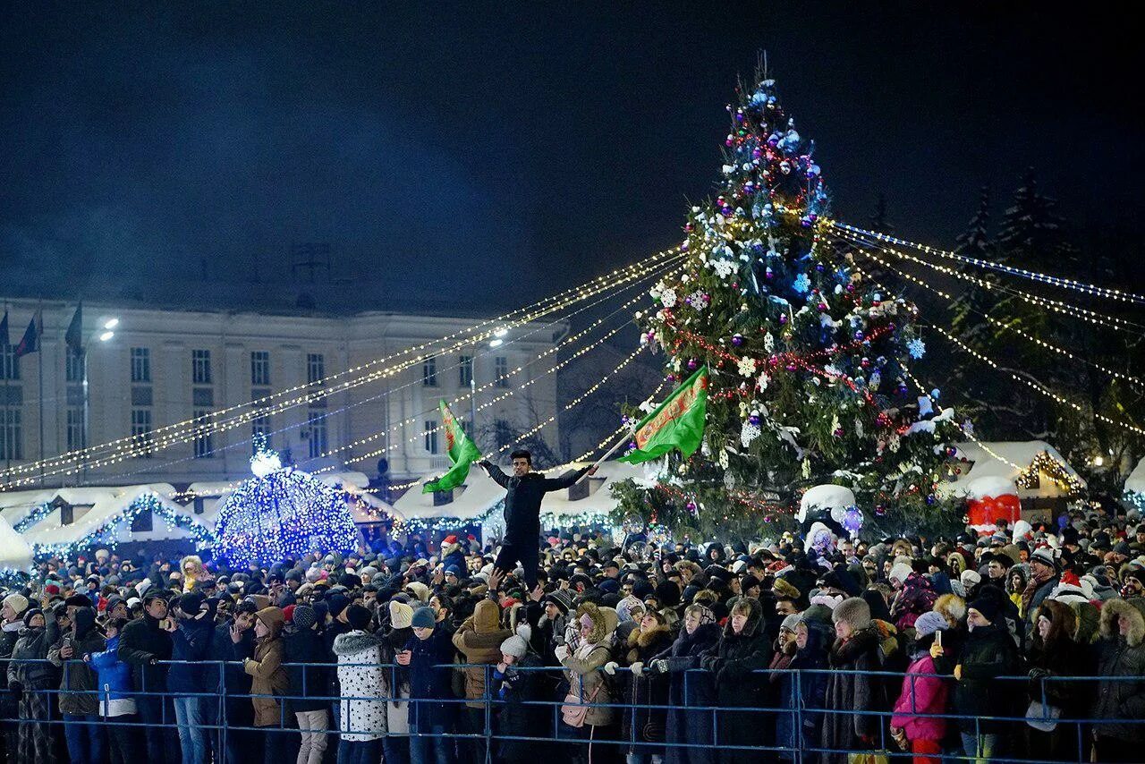 Празднуют 31 декабря. Новогодняя елка Орел. Новый год в Орле. Празднование нового года в Орле. Гуляние в новогоднюю ночь.