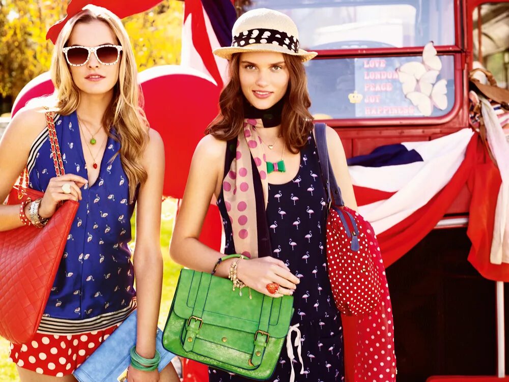 Модные аксессуары для одежды. Яркая стильная девушка. Яркая фотосессия. Яркая летняя одежда. Яркая стильная девушка.