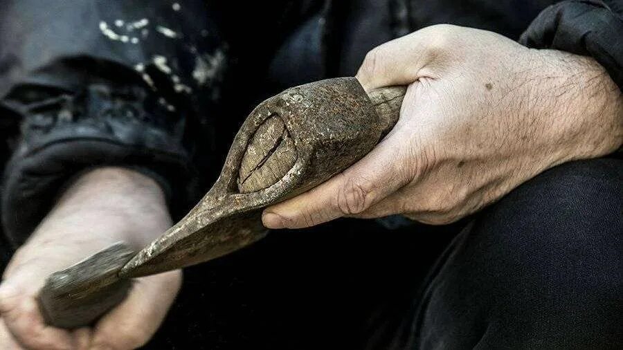 мужчина с топором. нападение в магните с топором. абакан человек с топором. топор музыкант. абакан человек с топором.