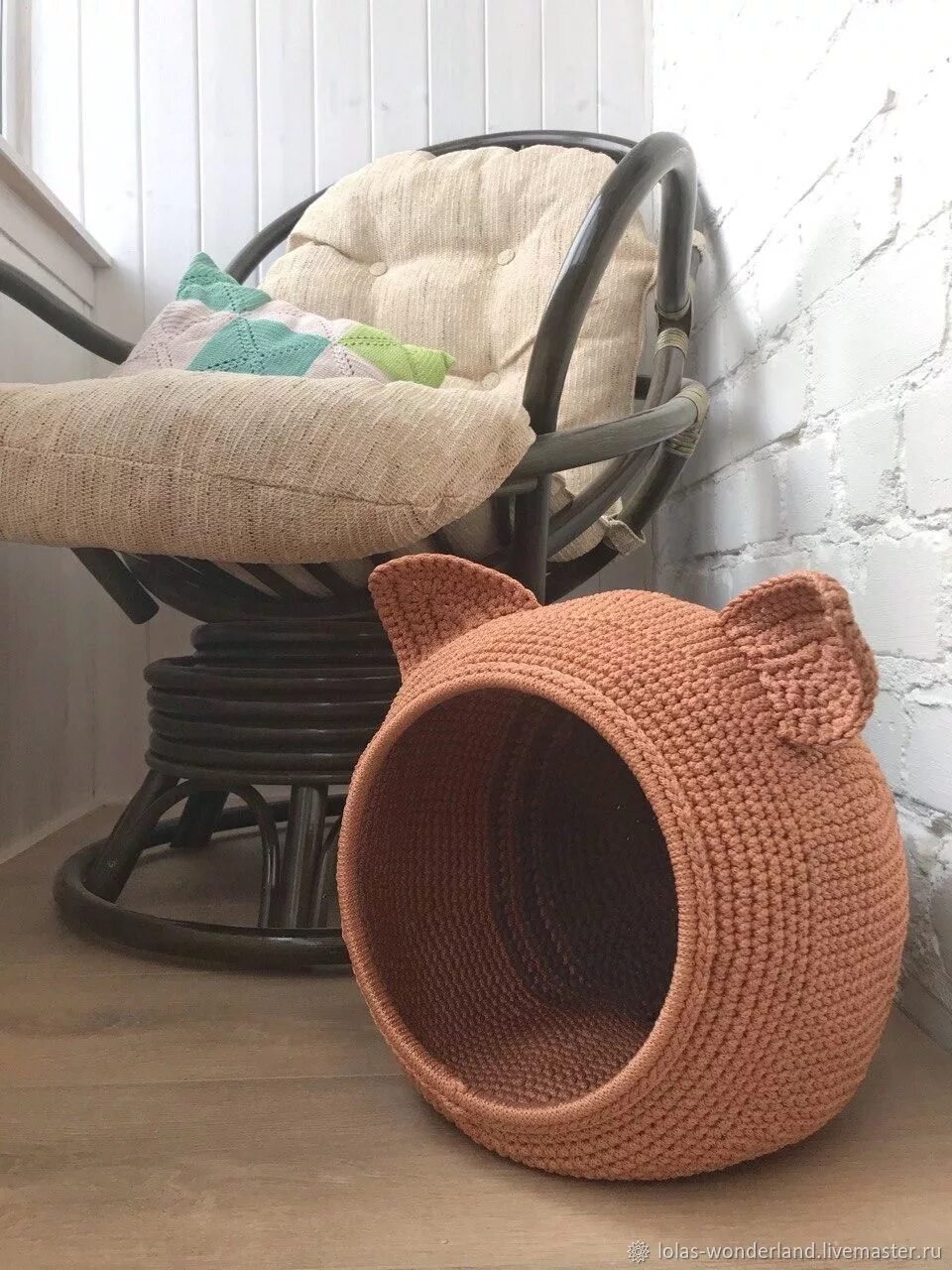 Домик для кошки крючком. Домик для кошки крючком. Вязаные кошачьи домики. Лежанка для кота из полиэфирного шнура. Вязаный домик для кошки.