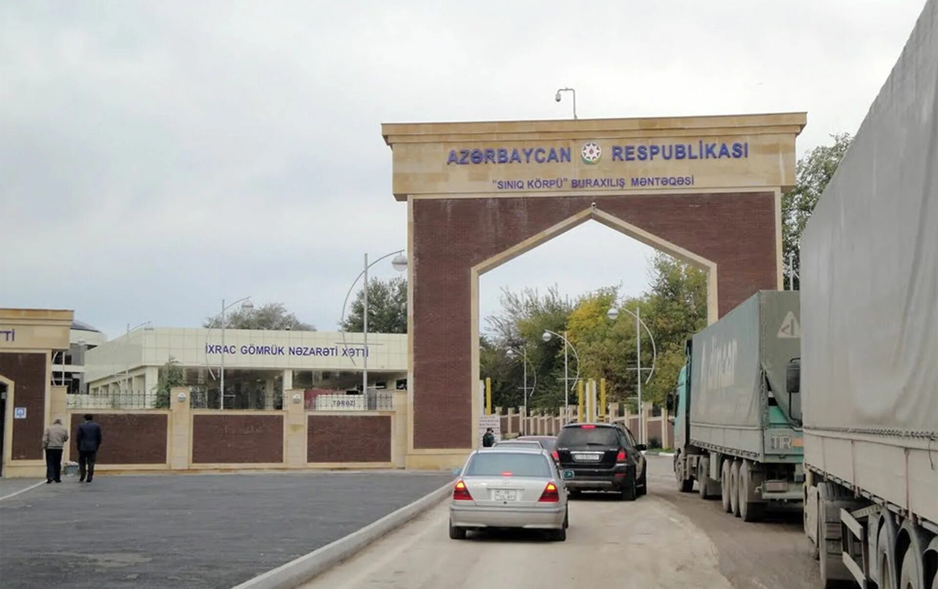 Министр таможни азербайджана. Таможня дагестана с азербайджаном. Красный мост грузия азербайджан таможня. Таможня азербайджана. Таможня азербайджана.