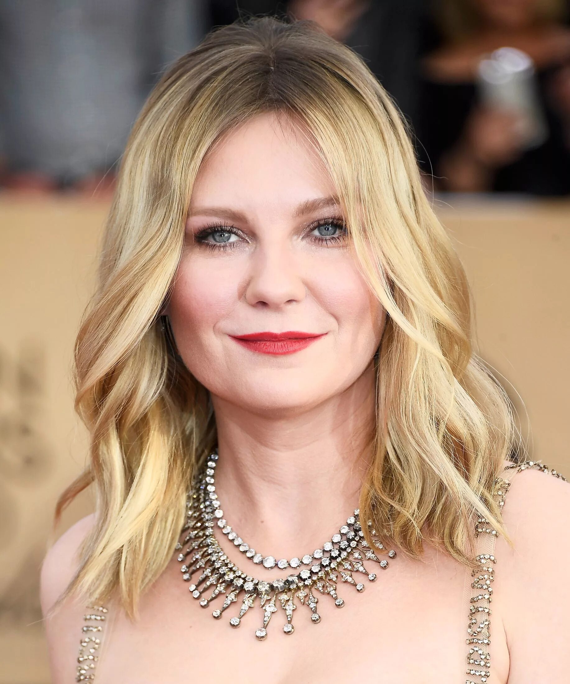 Kirsten dunst. Кирстен Данст. Кирстен Данст стрижки. Кирстен Данст прически. Кирстен Данст сейчас.