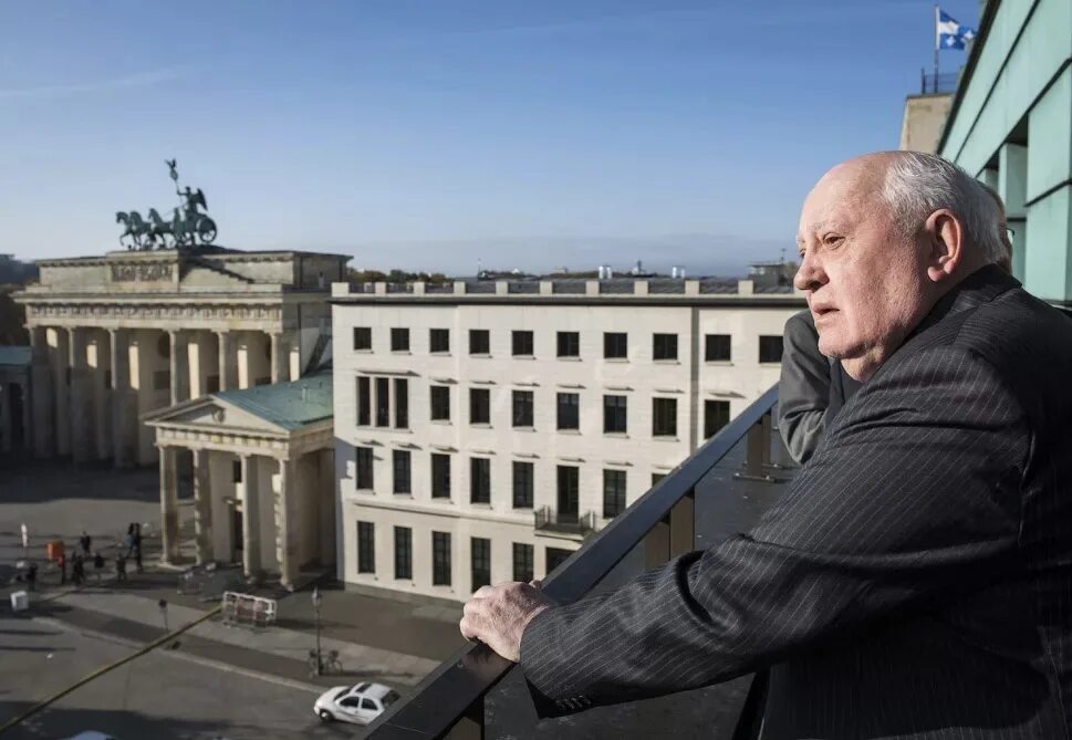 Дом Горбачева в Германии. Дом Михаила Горбачева. Горбачев у Берлинской стены. Где жил горбачев после
