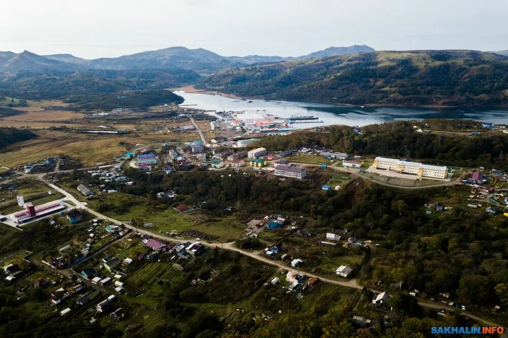 Село курил. Поселок Малокурильское остров Шикотан. Остров Шикотан Курильские острова Крабозаводское. Село Крабозаводское на острове Шикотан. Остров Шикотан военный городок.