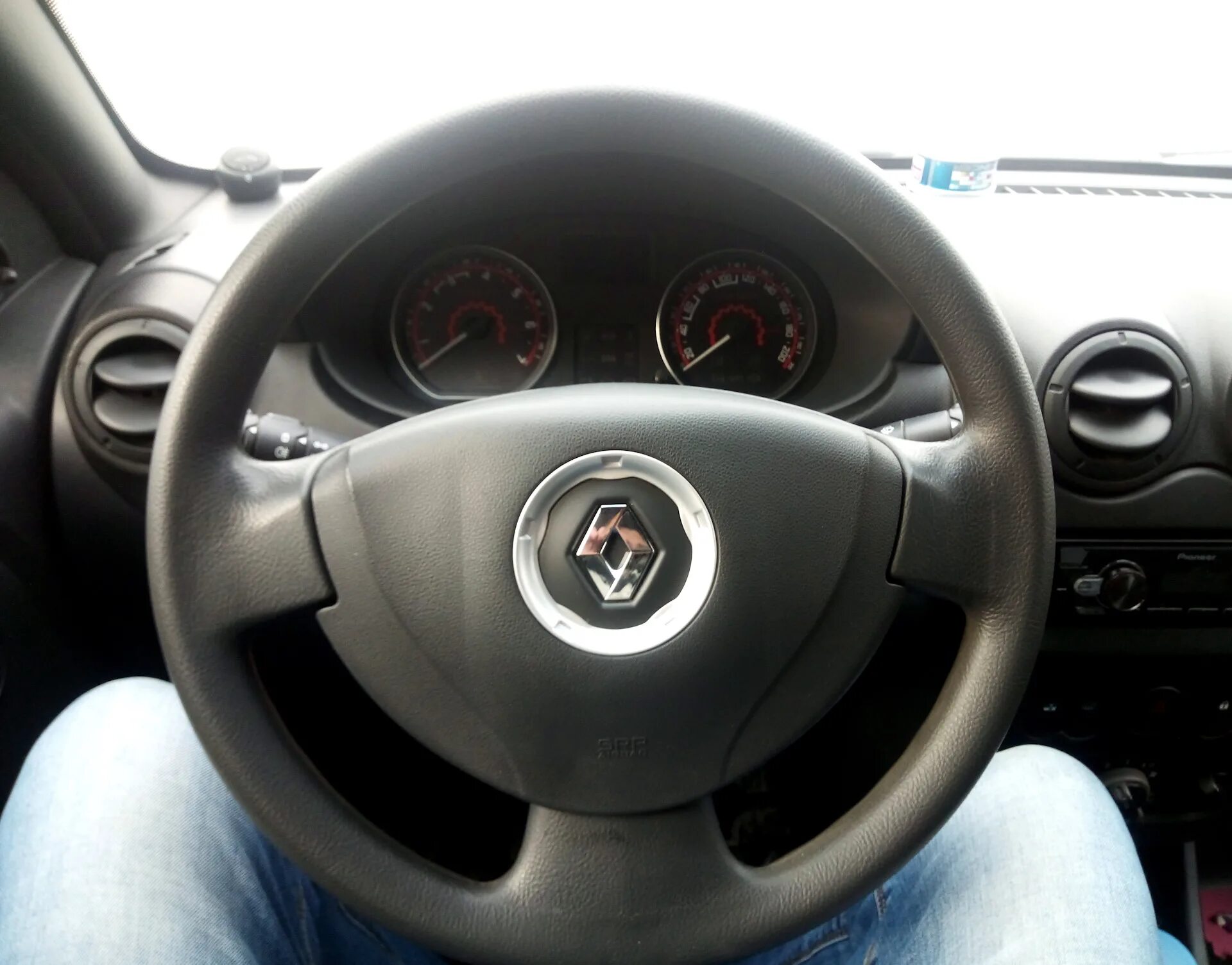 Руль на рено клио 2001. Рулевое колесо рено сандеро. Руль chrysler 2000. Рулевое колесо рено сандеро. 8200759888 фото.