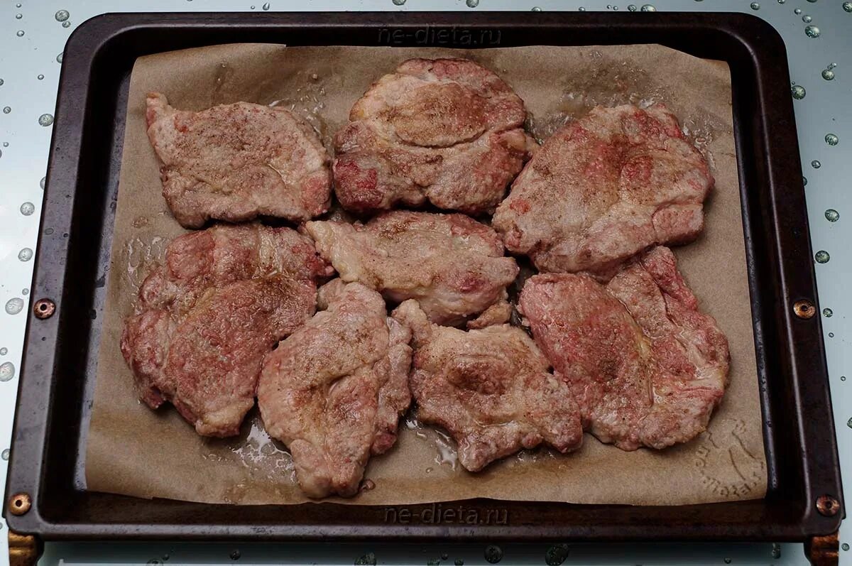 Мясо в духовке сколько минут. Мясо в духовке. Противень для мяса. Мясо на противне в духовке. Мясо в духовке порционно.