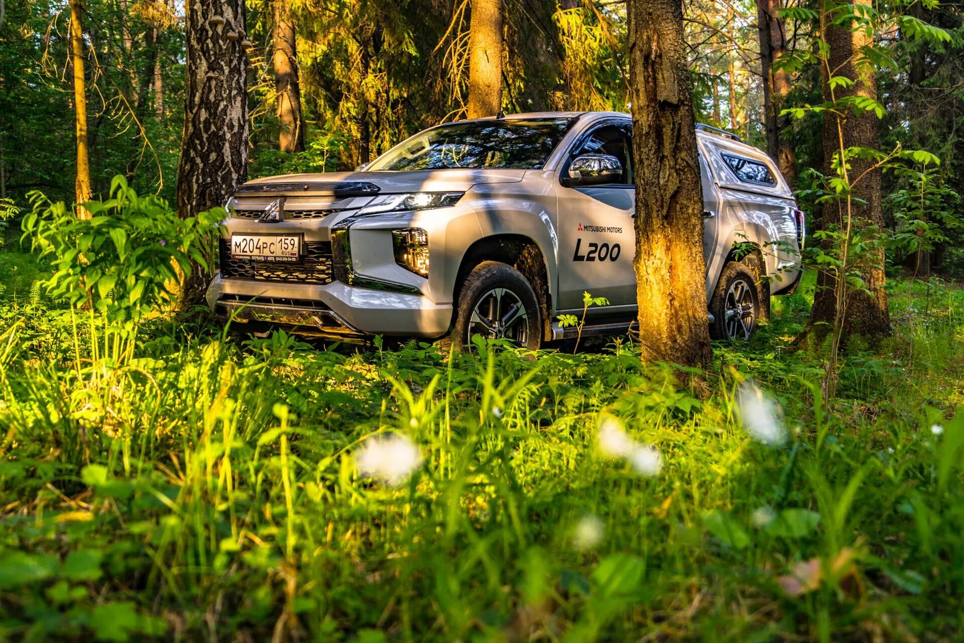Машина в лесу. Лесные машинки. Машина осенью. Фотосессия с машиной в лесу. Машина в лесу.