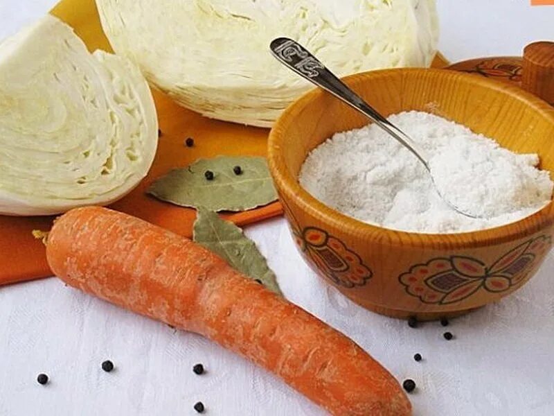 Квашеная капуста сколько моркови. Капуста квашеная. Ингредиенты для квашения капусты. Квашеная соль. Соль для сквашивания капусты.