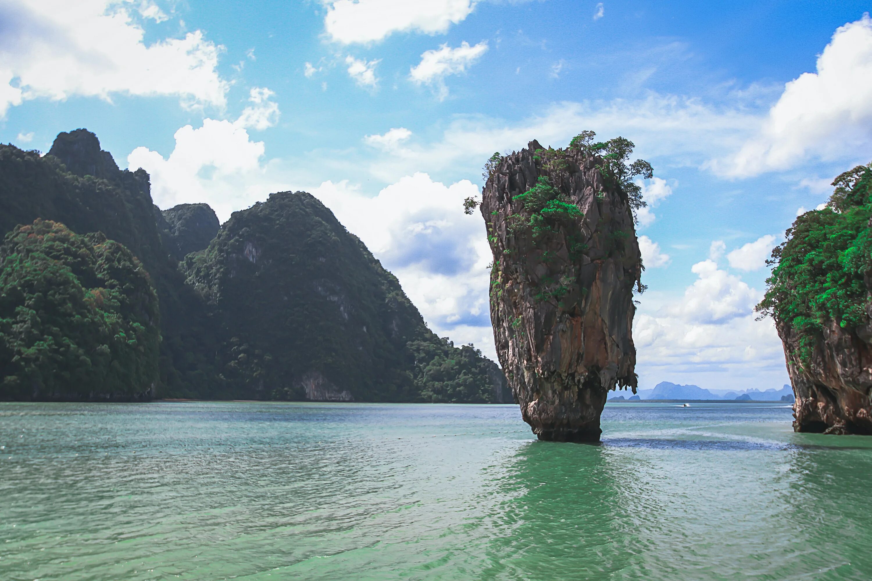 Two large islands. Пхукет Таиланд. Таиланд остров Джеймса Бонда. Остров Тапу в Таиланде. Остров Пхукет климат.