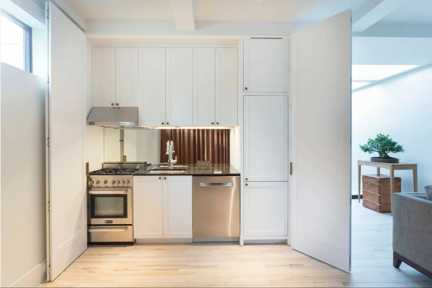 Кухни где выбрать. Мини кухня с холодильником. Холодильник в интерьере кухни. Кухонные гарнитуры для маленькой студии. Маленькая кухня с холодильником.