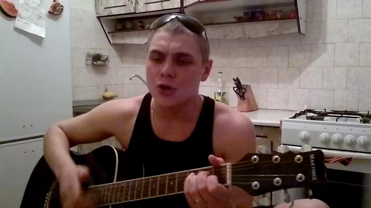 Парень поет на гитаре песню