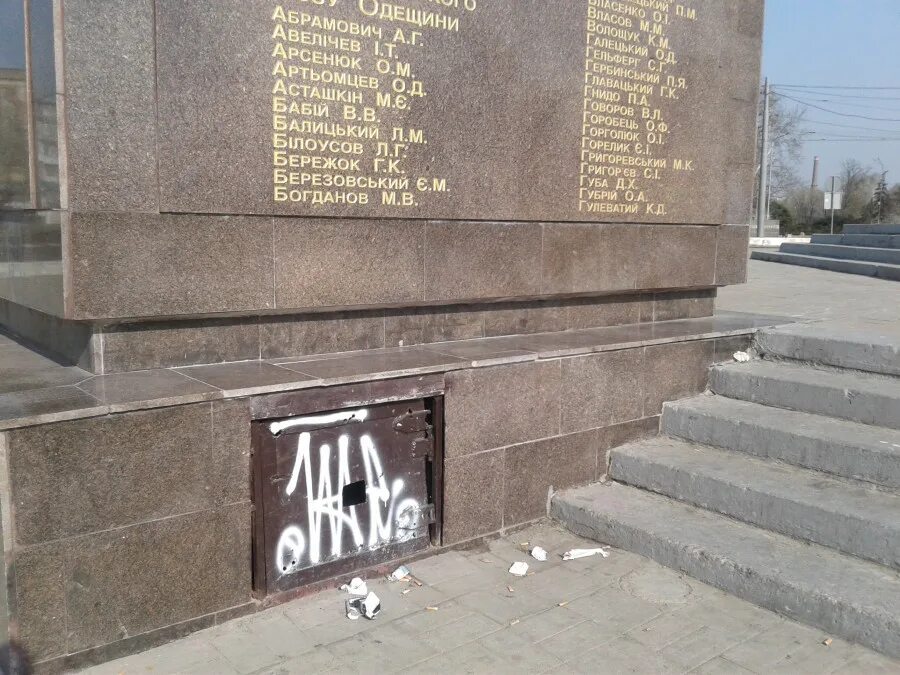 Площадь 10 апреля. Мемориал на площади 10 апреля в Одессе. Площадь 10 апреля Одесса. Город герой Одесса Крылья Победы.
