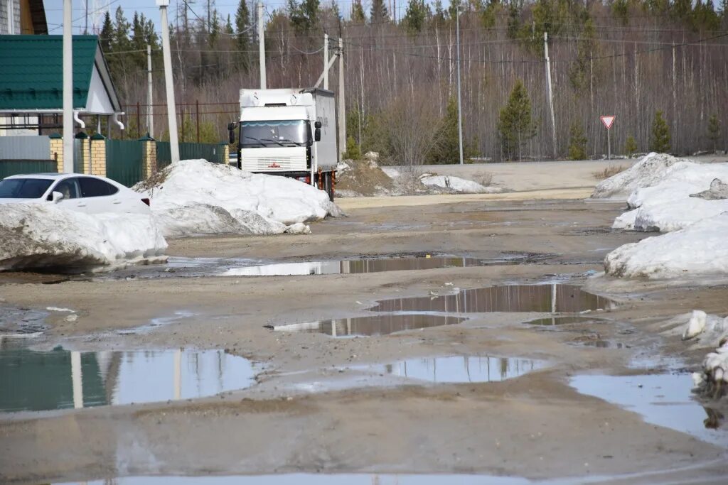 Югорск пруд. Откачивает воду югорск. Откачивает воду югорск. Сургутский пляж. Грунтовая улица с лужей югорск.