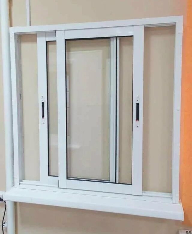 Дверные системы рехау 80. Алюминиевая балконная рама с ручками алютех 100. Алюминиевое окно алютех. Окно раздвижное авито. Профиль раздвижные окна sf105.
