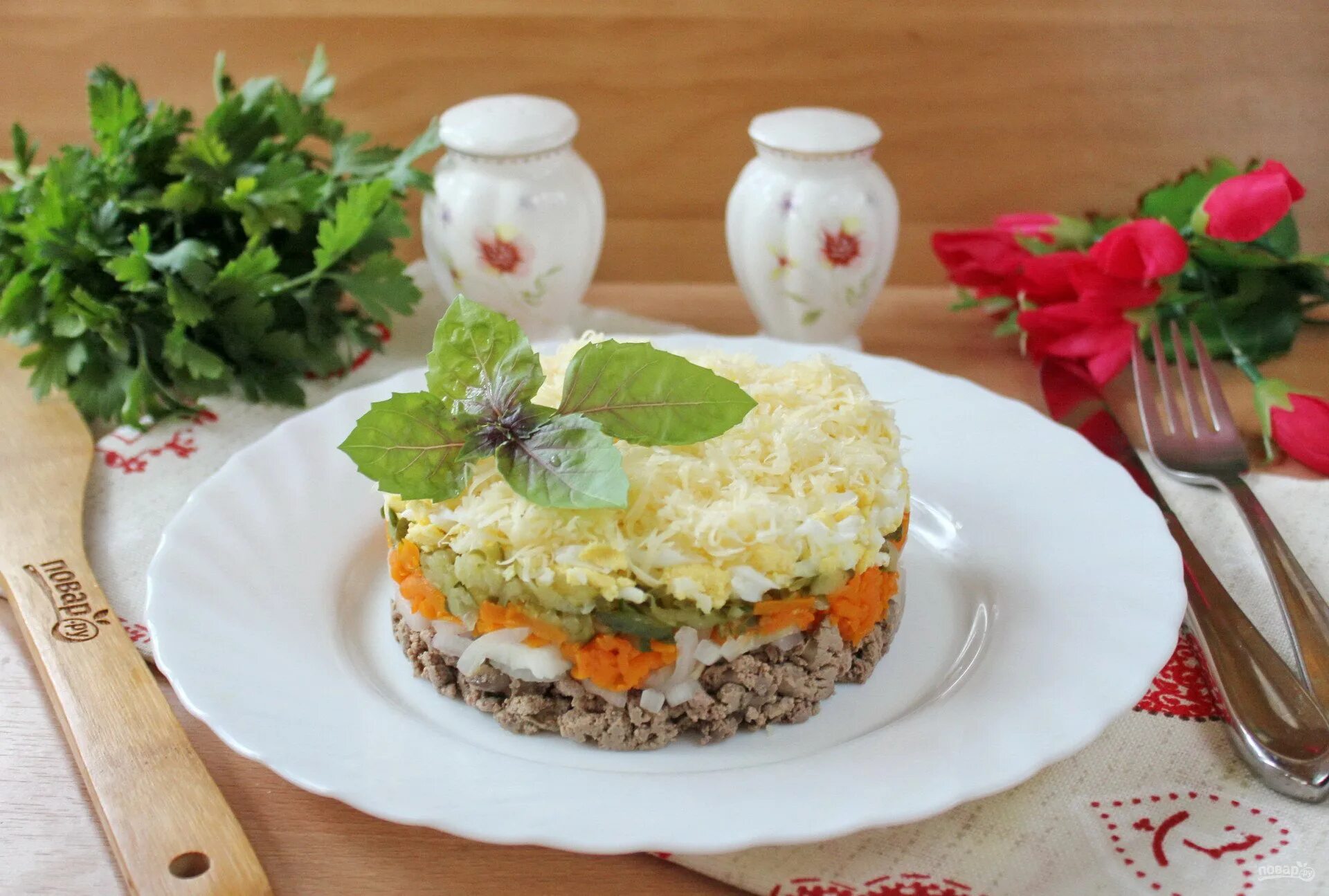 Салат с печенью слоями с солеными огурцами. Слоеный салат с куриной печенью. Салат с куриной печенью слоями. Салат с куриной печенью и солеными огурцами слоями. Салат с печенкой и солеными огурцами.