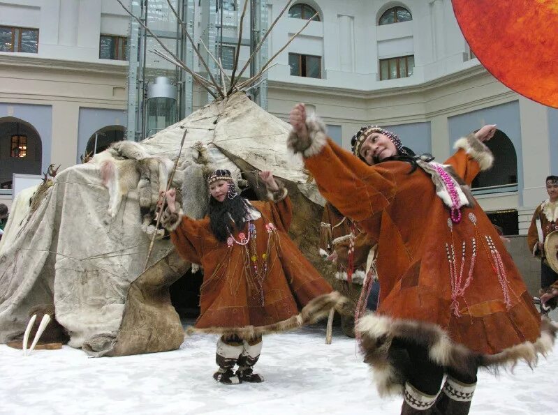 Танец чукчи. Национальный Чукотский праздник Акаяшка. Танцы народов севера. Чукотские танцы национальные. Традиционные праздники чукчей.