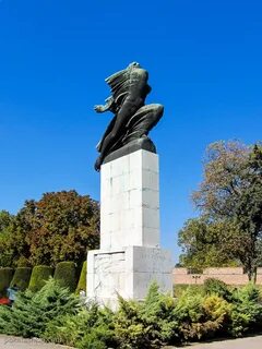 Памятники в благодарном